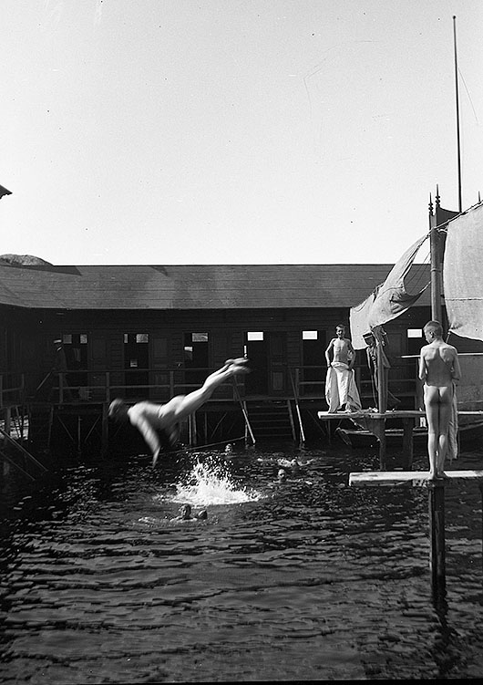 Herravdelningen i Marstrands kallbadhus vid sekelskiftet 1900. UMFA53278:1937.