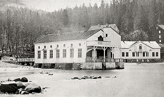 Varmbadhuset på Gustafsberg är från 1814 och förmodligen det näst äldsta bevarade i Sverige. Så här såg det ut fram till utbyggnaden 1872. UMFA 53086:0373