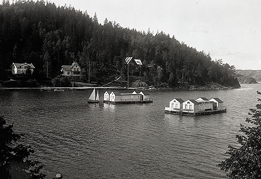 Gustafsbergs flytande kallbadhus omkring 1900. UMFA 53086:0452