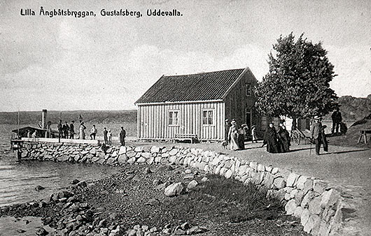 Lilla badhuset eller "fattigbadhuset" vid Gustafsbergs ångbåtsbrygga omkring 1900. UMFA 53086:0458.