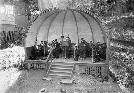 Musikpaviljongen i Marstrands badhuspark omkring 1900. UMFA 53247:0281.