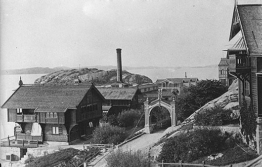 Curmans villor vid badhusparkens ingång, vars portal syns till höger. Foto omkring 1900. UMFA 53278:3442