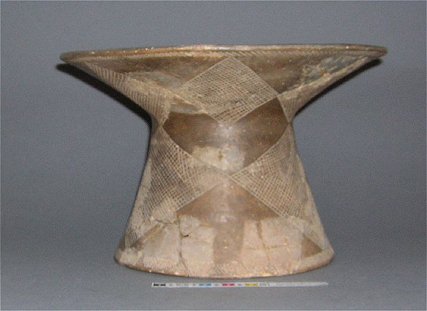 Modern stenålderskastrull: ”fotskål” av keramik från Tegneby. Foto: Statens historiska museum.