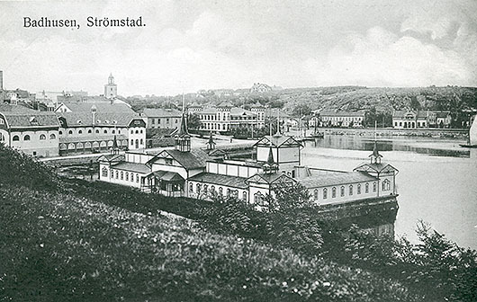 Strömstad några år före1909, sett från Laholmen. Kallbadhuset närmast, till vänster ser man det nya varmbadhuset. UMFA 53263:5225. 
