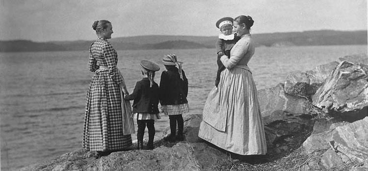 Bild på tre barn och två barnflickor vid stranden, 1891.