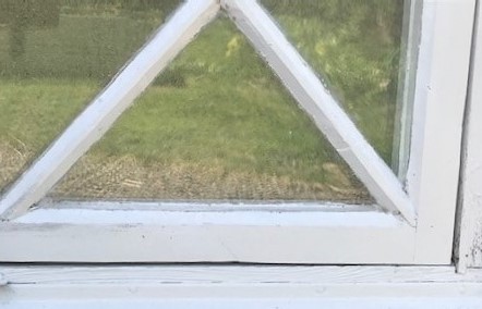 Fönsterbåge med renoverat hörn. 