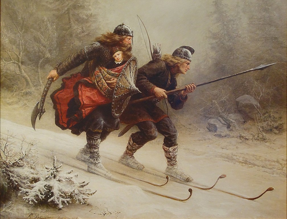 Två hjälm- och vapenförsedda män åker skidor i en snöig skog, den ene har ett litet barn i famnen.