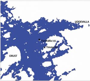 Karta med blått hav och vita landytor. Text markerar Orust, Forshälla, Timmerås och Uddevalla.