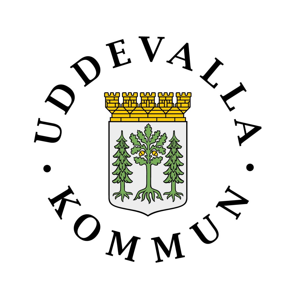 Logotyp för Uddevalla Kommun. Text i svart. Sköld i mitten gul och grön.