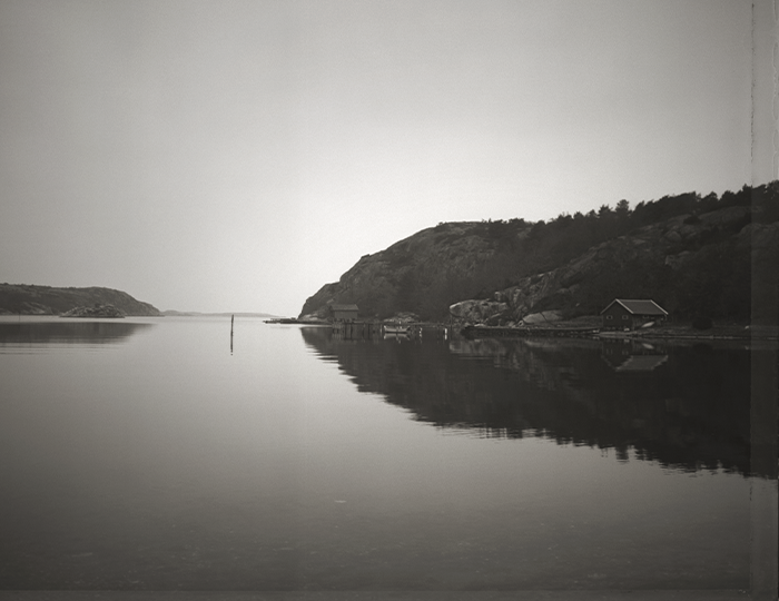 Photo in black and white depicting a landscape next to a coastline.