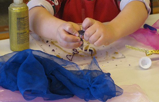Barnhänder som skapar konst