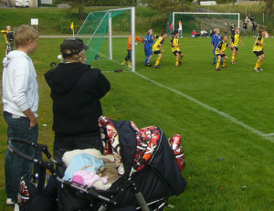 Bild med barn som spelar fotboll.