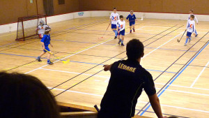 Bild på barn som spelar innebandy