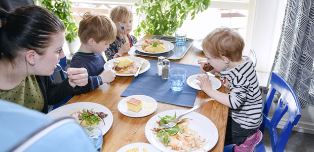 Foto av kvinna och barn som äter i restaurangen.