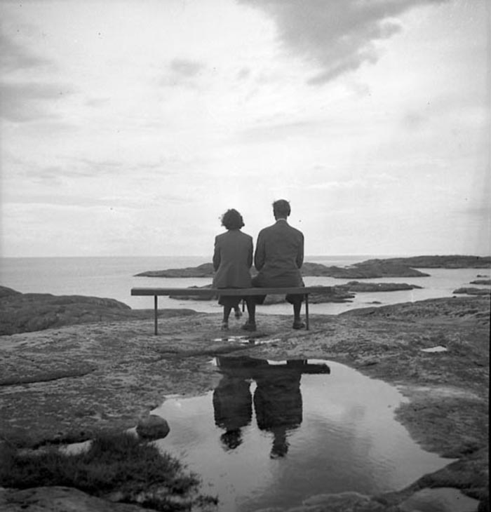 Foto par på parkbänk. Foto ur museets samlingar, 1935-1950-tal. Fotograf: Viktor Lundgren.