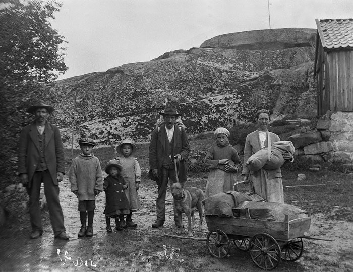 Resandefamilj på gården Skistad