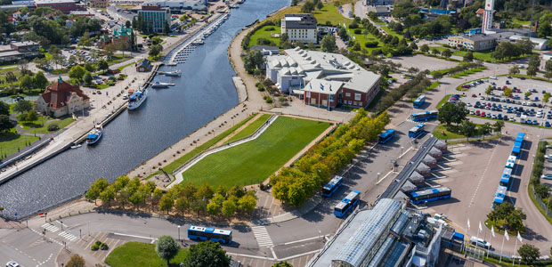 Drönarbild av museikomplexet invid Bäveån med intilliggande gräsplan och parkeringsplatser.