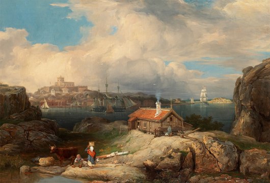Landskapsmålning. En knuttumrad stuga med tegeltak och rykande skorsten står på en klippa,. I bakgrund skymtar Marstrand med sin fästning.