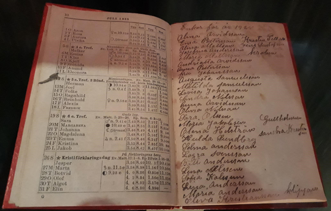 Färgfoto av gulnat bokuppslag med almanacksuppgifter på vänstra sidan och handskrivna anteckningar på den högra.