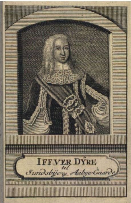 Ung man med halvlångt krusat hår.