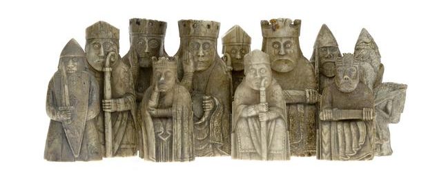 Schackpjäser av valrosstand i form av vikingar med kronor och hjälmar på huvudena