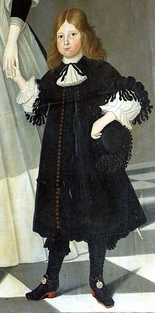 Oljemålning. En pojke i 7-årsåldern. Han bär en svart knälång kjortel med tätt sittande bruna knappar.