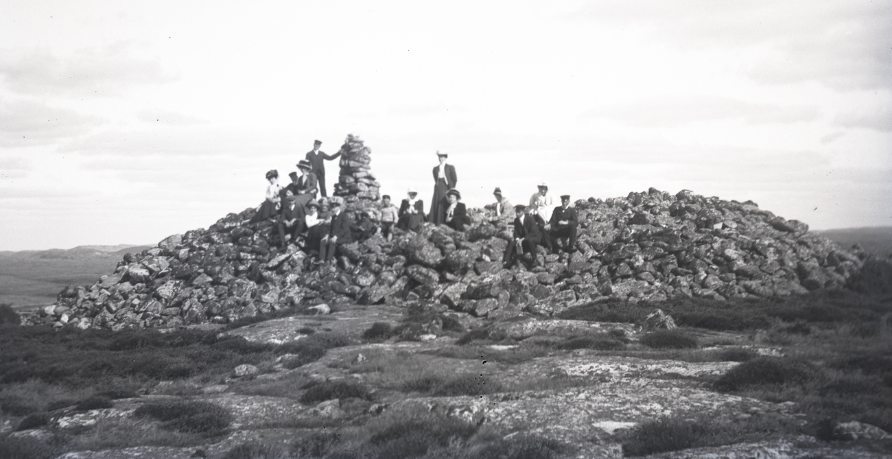 Svartvitt foto röset centralt i bild. Det finns ingen växtlighet på berget förutom ljung.