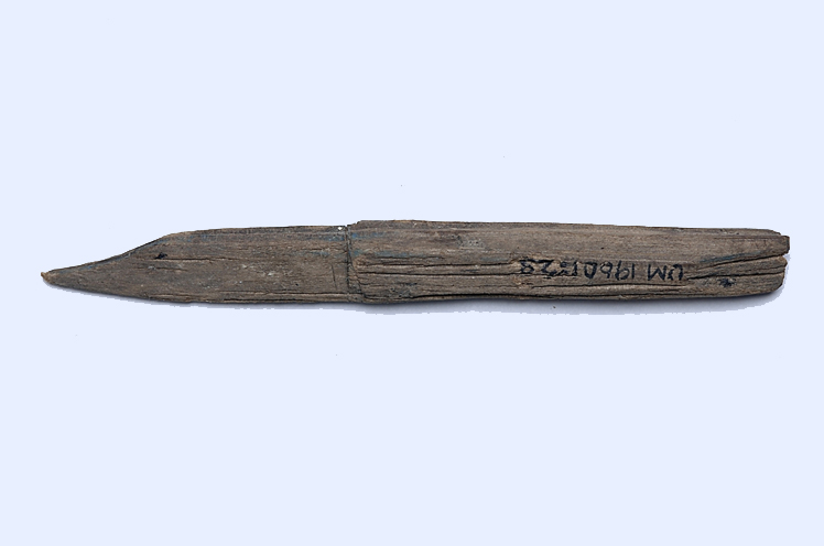 Färgfoto visar en 11 cm lång kniv av trä.