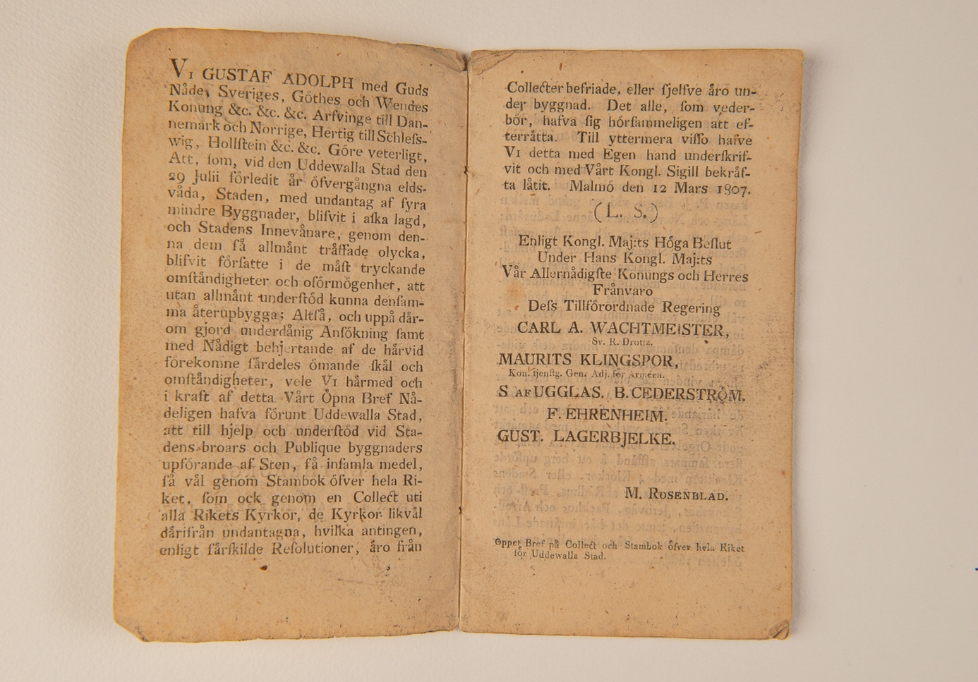 Bokuppslag med tryckt text.