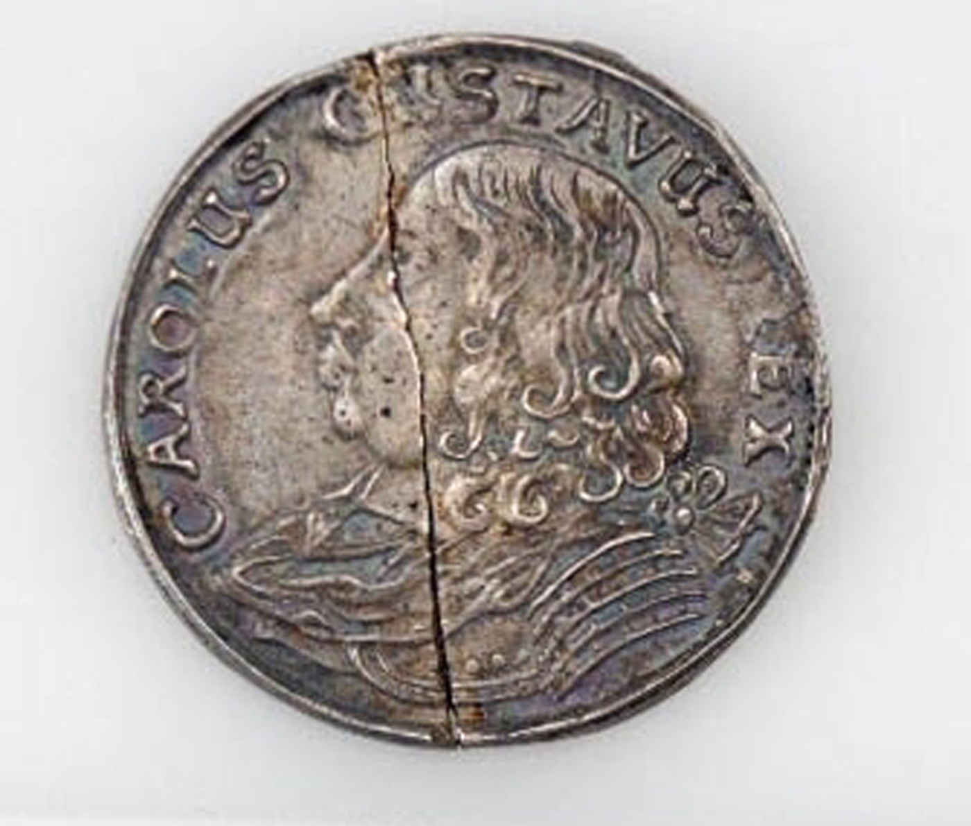 Färgfoto av mynt med kungen i profil.
