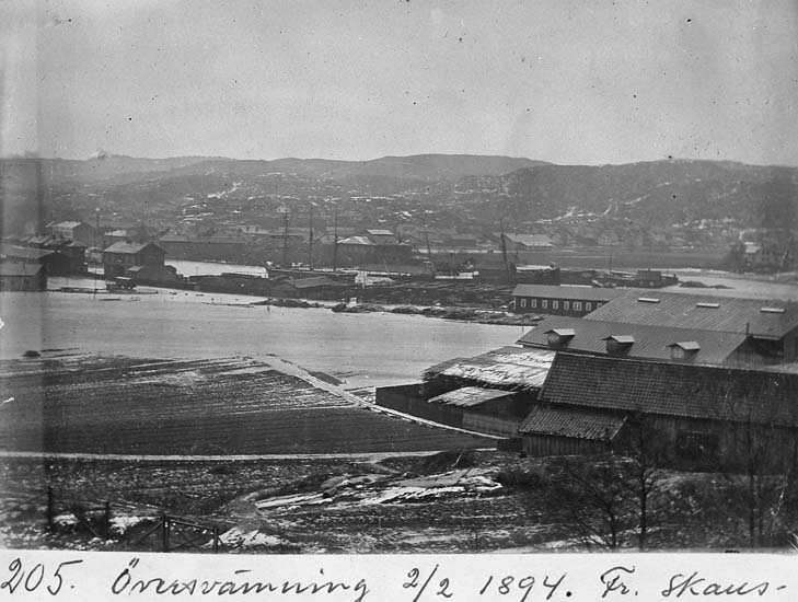 Svartvitt foto. Hamnen i Uddevalla med omkringliggande översvämmade områden.