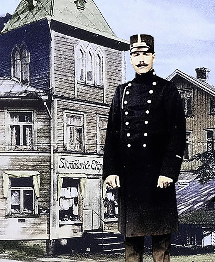 En polis från förr står framför een gammal trähus från 1900-talet