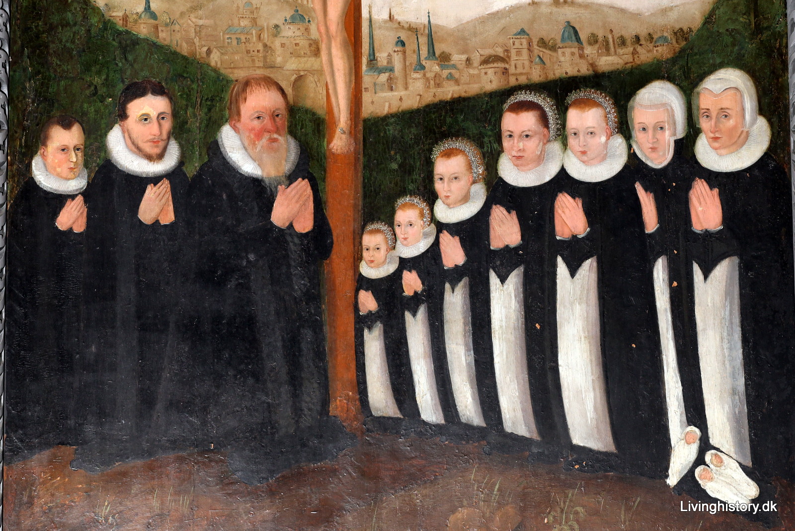 Målning. Gruppbild med en man och två vuxna kvinnor samt två pojkar och fem flickor. De står på knä med knäppta händer.