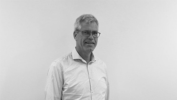 svartvit bild, porträtt av en medelåldersman med glasögon