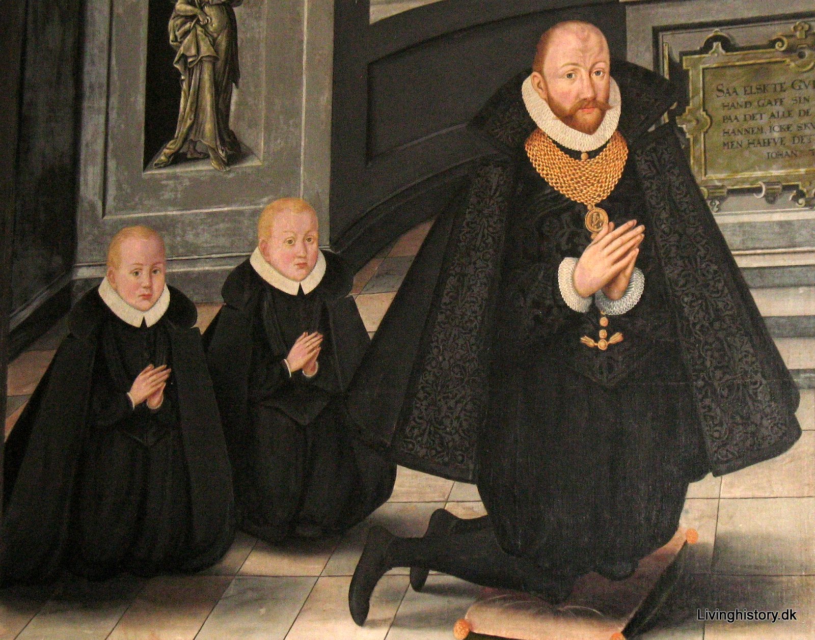 Målning. En vuxen man och två pojkar i svarta dräkter står på knä med knäppta händer.
