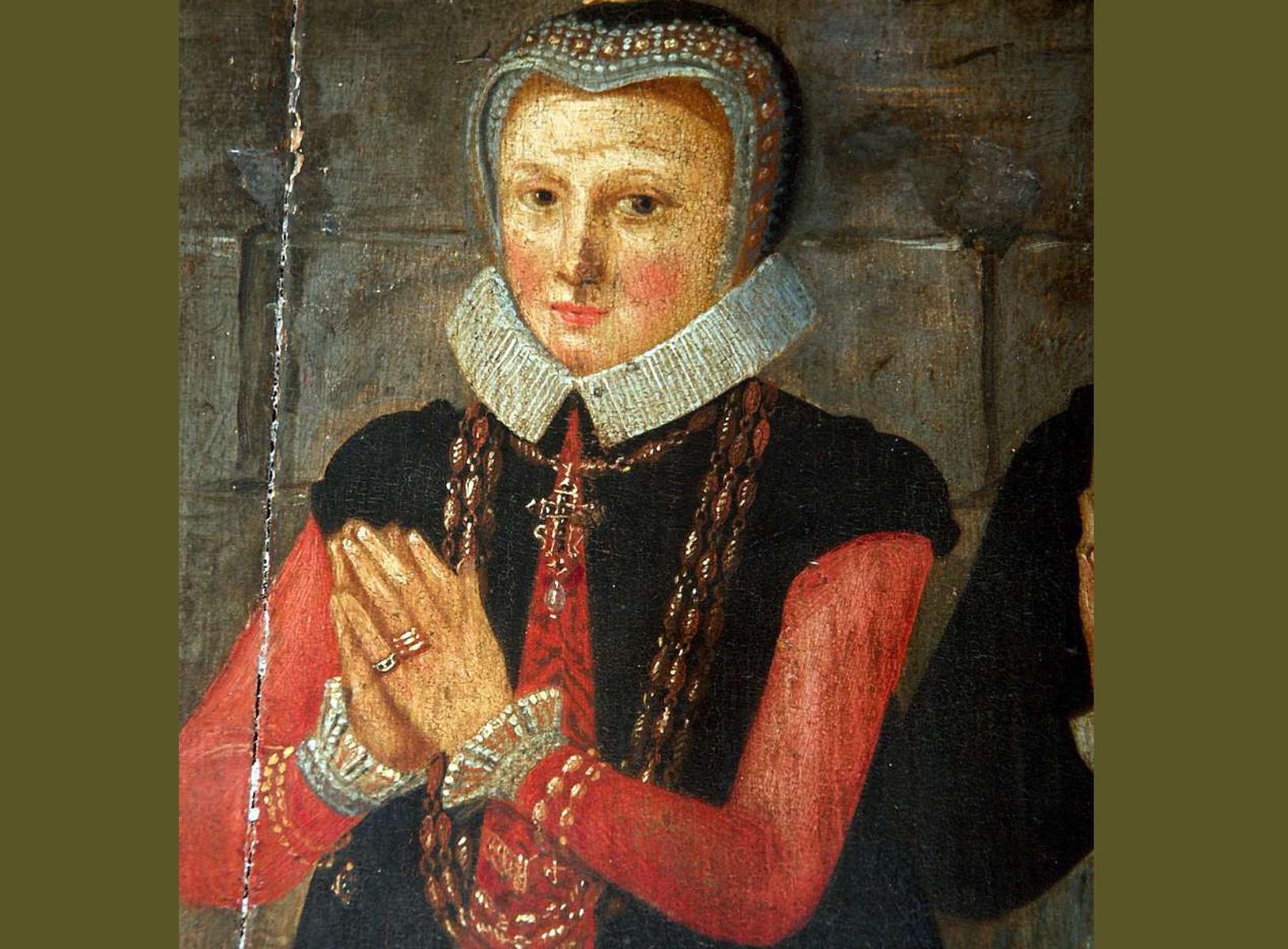 Målning. Detaljbild av kvinna med knäppta händer. Dräkten är röd med svart överkjortel och dekorerad mössa.