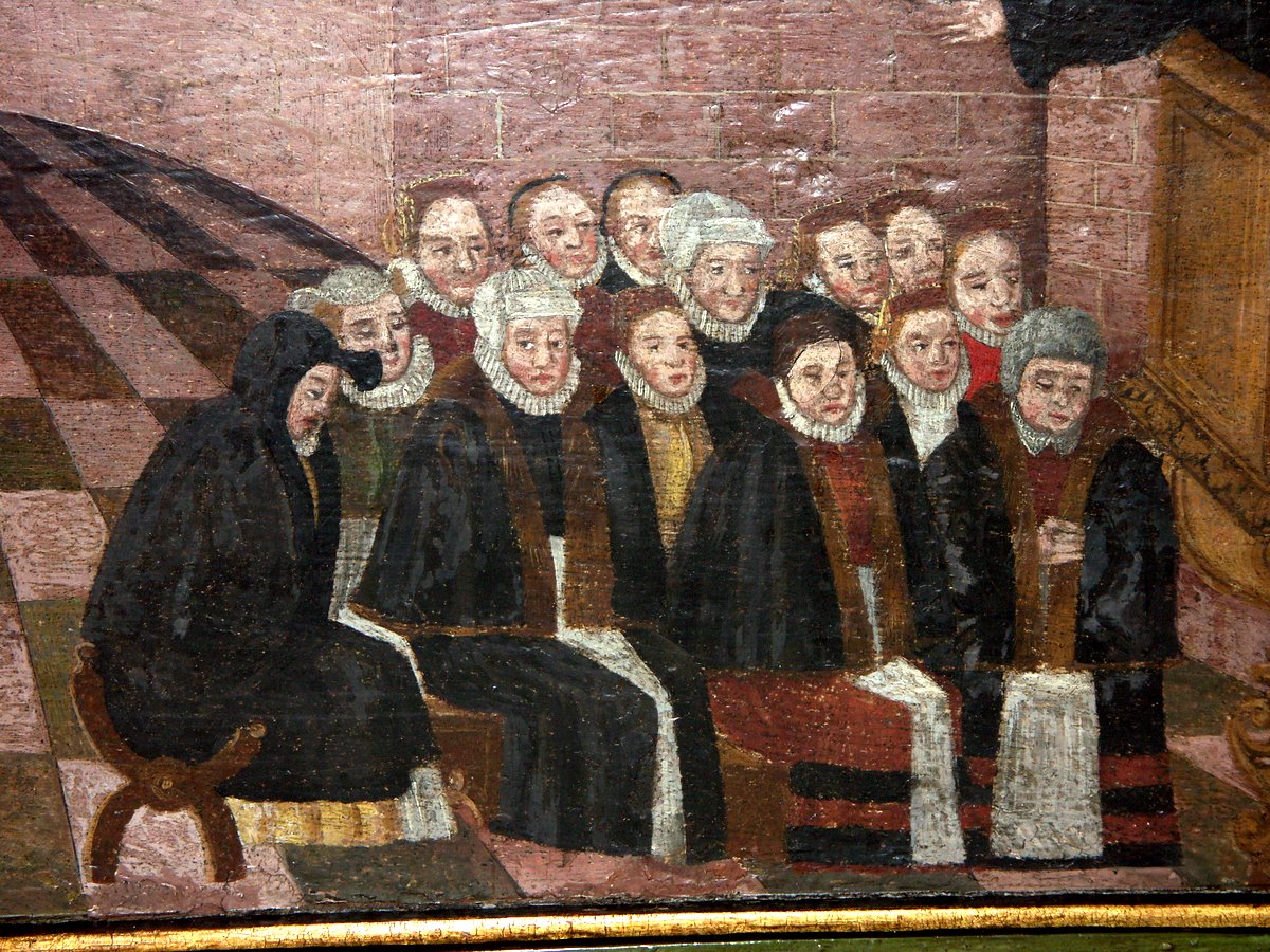 Målning. Interör från kyrksal med ett 15-tal kvinnor som sitter på låga bänkar.