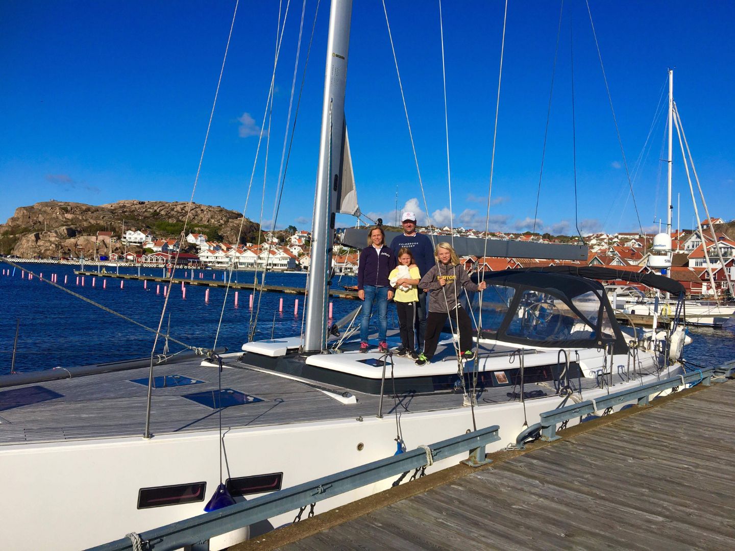 Familjen Lundgren står på sin segelbåt