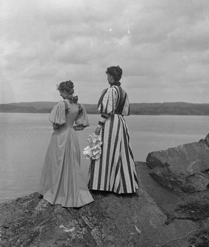 Svartvitt foto. Två unga kvinnor blickar ut över havet.
