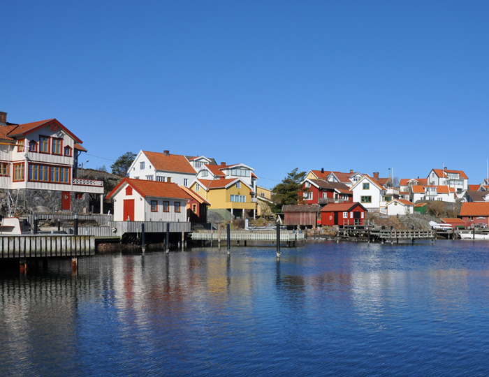 Foto: Fiskeläge med bebyggelse.