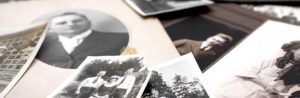 gamla svartvita fotografier på ett bord