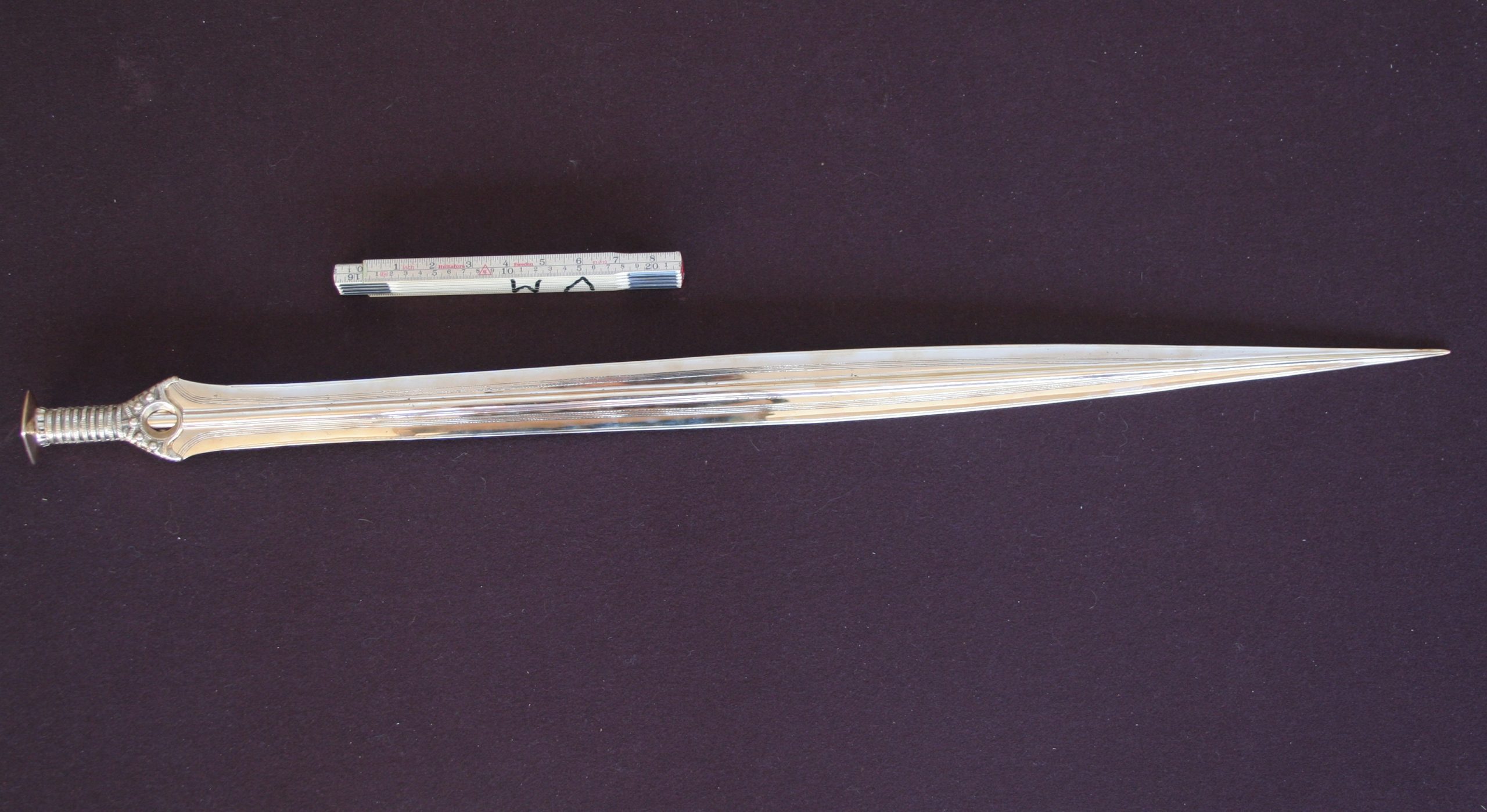 Foto till höger. Glänsande kopia av svärdet i brons.