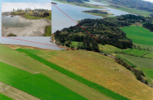 Foto med inklippta bild. Foto från ovan över Hagaån på Orust. Öppna jordbruksfält i nederkant, till höger längs strandkant skogområde och till vänster havet och en inklippt bild med visualisering över Haga köpstad. Rött streck går från bilden till den plats ån mynnar ut.