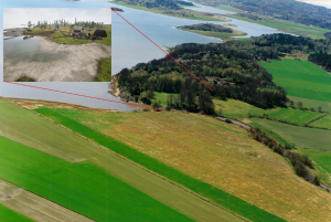 Foto med inklippta bild. Foto från ovan över Hagaån på Orust. Öppna jordbruksfält i nederkant, till höger längs strandkant skogområde och till vänster havet och en inklippt bild med visualisering över Haga köpstad. Rött streck går från bilden till den plats ån mynnar ut.