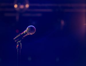 Foto. Mikrofon på scen i mörkblått scenljus.