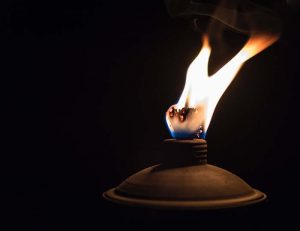 Foto. Närbild på oljelampa som brinner.