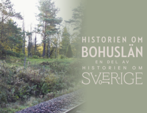 Foto: En glänta omgivet av tallar bredvid ett tågspår. Logga: Historien om Bohuslän - en del av Historien om Sverige.