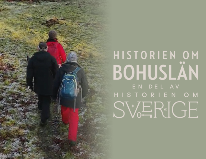 Foto: Tre personer klädda i vinterkläder går uppför en stenig backe. Logga Historien om Bohuslän - en del av Historien och Sverige.