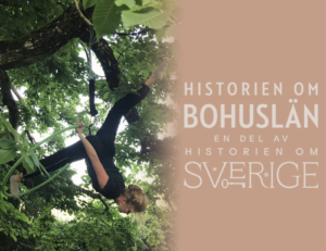 Foto. En kvinnlig akrobat gör konster i ett träd, samt loggan Historien om Bohuslän - en del av Historien om Sverige.