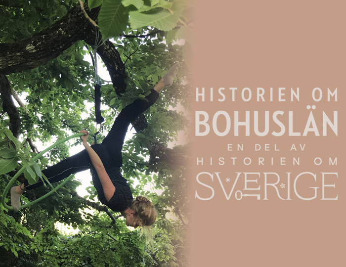 Foto. En kvinnlig akrobat gör konster i ett träd, samt loggan Historien om Bohuslän - en del av Historien om Sverige.